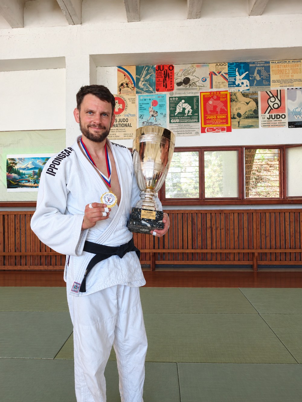 Mgr. Tomáš Ličman s trofejí a medailí